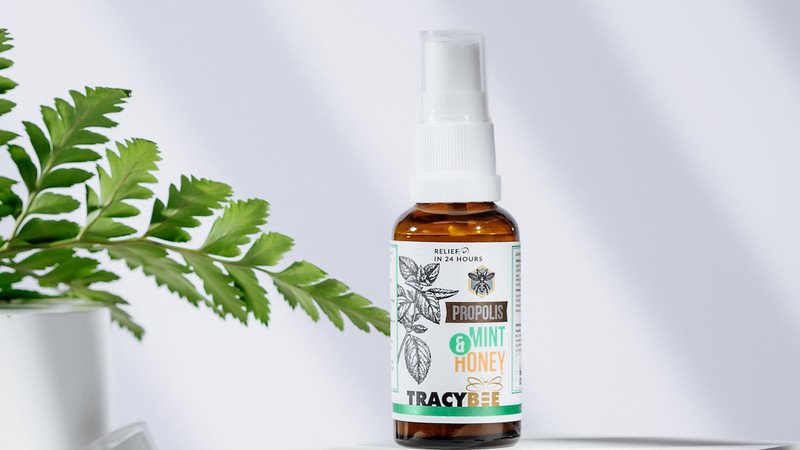 Xịt họng keo ong Tracybee hương bạc hà và mật ong