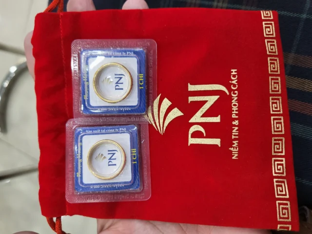 Cận cảnh một chiếc nhẫn vàng PNJ sang trọng