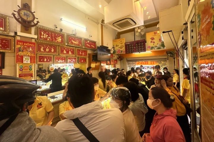 Khách hàng đang xem vàng tại tiệm