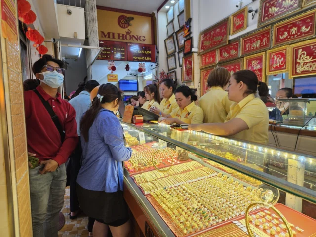 Khách hàng đang xem xét các sản phẩm trang sức tại Tiệm Vàng Mi Hồng Chợ Bà Chiểu