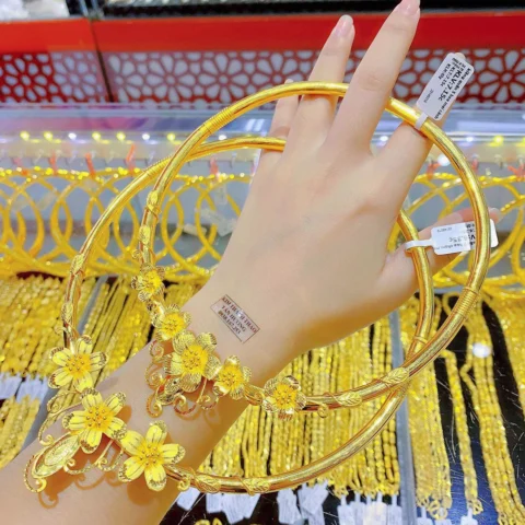 Người dân giao dịch vàng tại cửa hàng