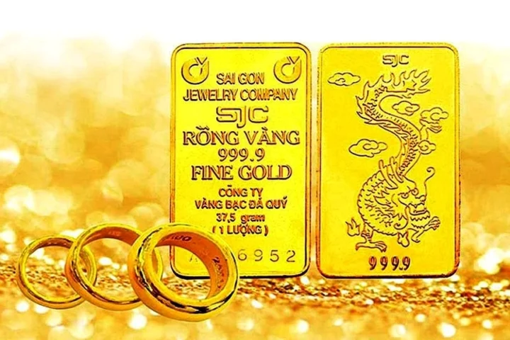 Người dân theo dõi giá vàng tại cửa hàng