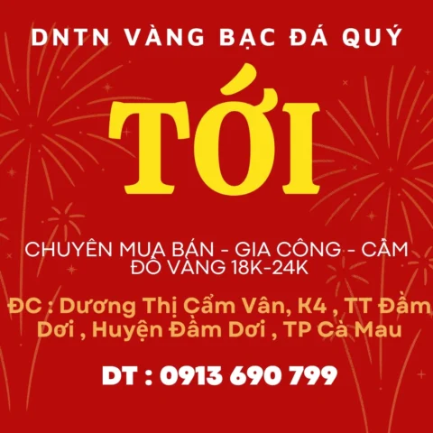 Người dân xem giá vàng tại Cà Mau