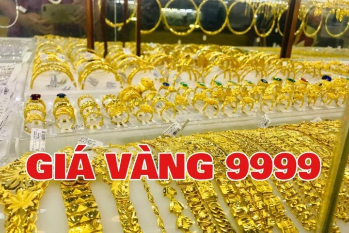 Người dân xem giá vàng tại cửa hàng ở Hải Hậu