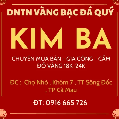 Người dân xem giá vàng tại cửa hàng