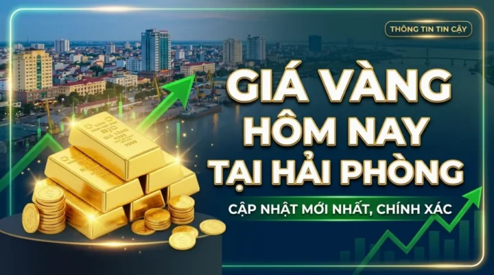 Người dân xem giá vàng tại quầy giao dịch
