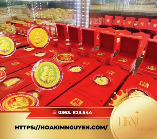 Người giao dịch vàng nhìn vào biểu đồ
