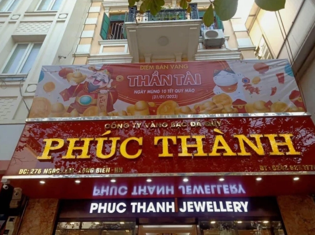 Nhân viên Vàng Phúc Thành tư vấn khách hàng