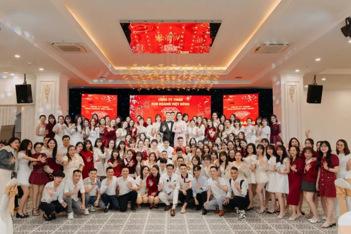 Đội ngũ nhân viên Kim Khánh Việt Hùng trong một sự kiện