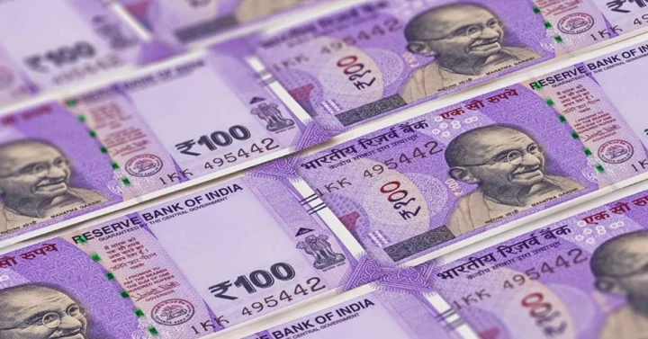 Đồng 100 Rupee Ấn Độ và tiền Việt Nam